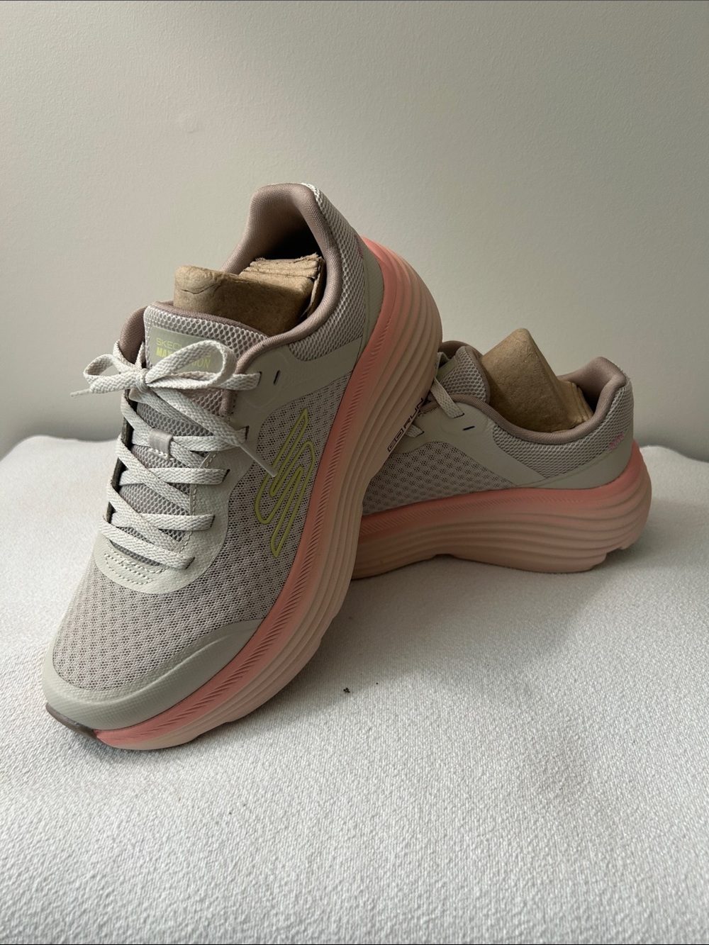 Sketchers Women’s Max Cushioning Endeavor. Natural/Multi. Size 7 1/2
